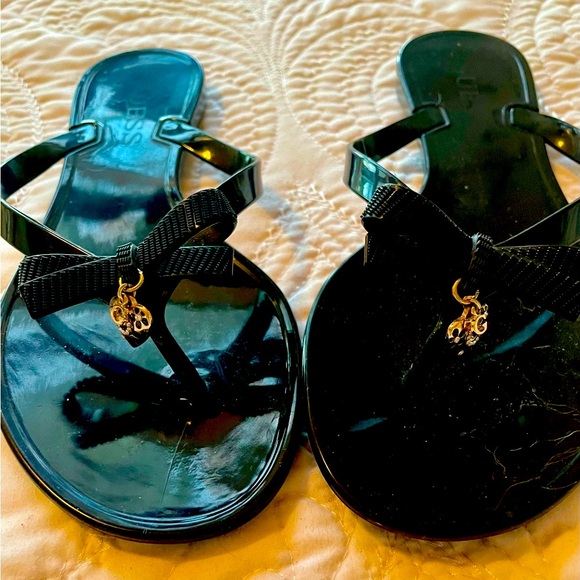 Guess feminine Glossy Black Sandals with Bow Accent gold charm cushioned flat - Picture 1 of 10